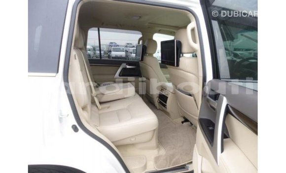 Acheter Import Voiture Toyota Land Cruiser Blanc à Import - Dubai, Ali Sabieh Region Acheter Import Voiture Toyota Land Cruiser Blanc à Import - Dubai, Ali Sabieh Region