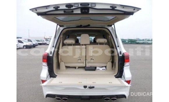 Acheter Import Voiture Toyota Land Cruiser Blanc à Import - Dubai, Ali Sabieh Region Acheter Import Voiture Toyota Land Cruiser Blanc à Import - Dubai, Ali Sabieh Region