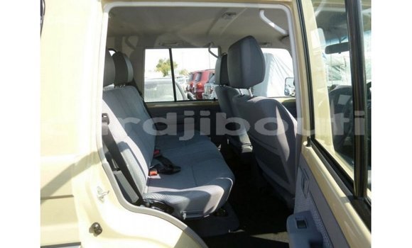 Acheter Import Voiture Toyota Land Cruiser Beige à Import - Dubai, Ali Sabieh Region Acheter Import Voiture Toyota Land Cruiser Beige à Import - Dubai, Ali Sabieh Region
