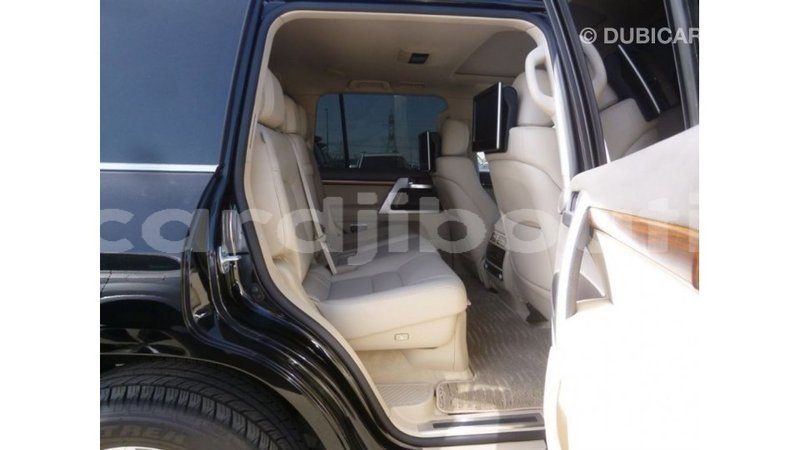 Big with watermark toyota land cruiser ali sabieh region import dubai 2325