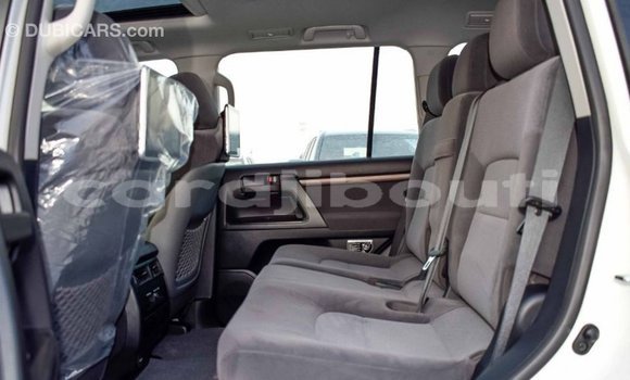Acheter Import Voiture Toyota Land Cruiser Blanc à Import - Dubai, Ali Sabieh Region Acheter Import Voiture Toyota Land Cruiser Blanc à Import - Dubai, Ali Sabieh Region