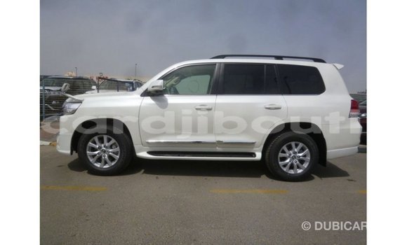 Acheter Import Voiture Toyota Land Cruiser Blanc à Import - Dubai, Ali Sabieh Region Acheter Import Voiture Toyota Land Cruiser Blanc à Import - Dubai, Ali Sabieh Region