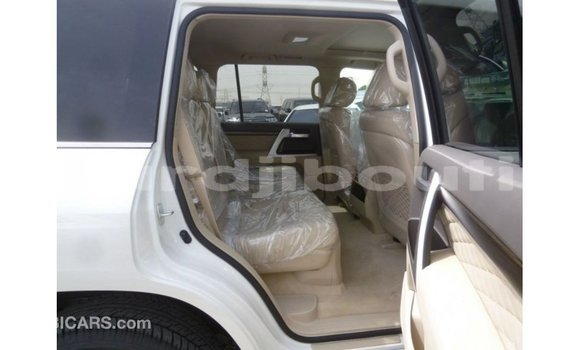 Acheter Import Voiture Toyota Land Cruiser Blanc à Import - Dubai, Ali Sabieh Region Acheter Import Voiture Toyota Land Cruiser Blanc à Import - Dubai, Ali Sabieh Region