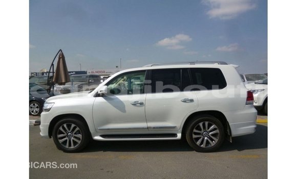 Acheter Import Voiture Toyota Land Cruiser Blanc à Import - Dubai, Ali Sabieh Region Acheter Import Voiture Toyota Land Cruiser Blanc à Import - Dubai, Ali Sabieh Region