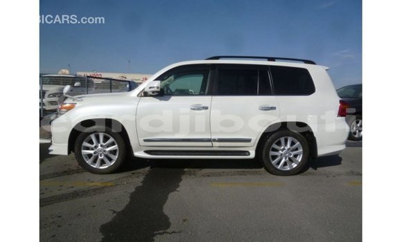 Acheter Import Voiture Toyota Land Cruiser Blanc à Import - Dubai, Ali Sabieh Region Acheter Import Voiture Toyota Land Cruiser Blanc à Import - Dubai, Ali Sabieh Region