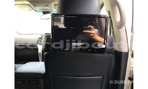 Acheter Import Voiture Toyota Land Cruiser Blanc à Import - Dubai, Ali Sabieh Region Acheter Import Voiture Toyota Land Cruiser Blanc à Import - Dubai, Ali Sabieh Region