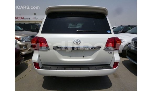 Acheter Import Voiture Toyota Land Cruiser Blanc à Import - Dubai, Ali Sabieh Region Acheter Import Voiture Toyota Land Cruiser Blanc à Import - Dubai, Ali Sabieh Region