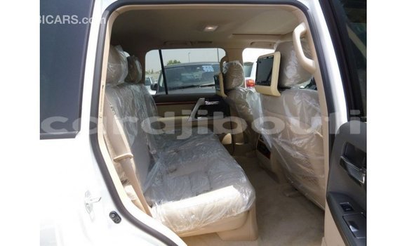 Acheter Import Voiture Toyota Land Cruiser Blanc à Import - Dubai, Ali Sabieh Region Acheter Import Voiture Toyota Land Cruiser Blanc à Import - Dubai, Ali Sabieh Region