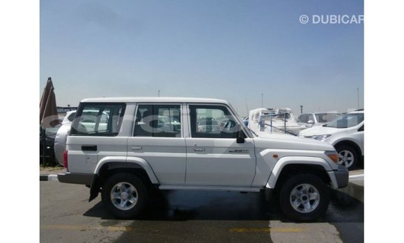 Acheter Import Voiture Toyota Land Cruiser Blanc à Import - Dubai, Ali Sabieh Region Acheter Import Voiture Toyota Land Cruiser Blanc à Import - Dubai, Ali Sabieh Region