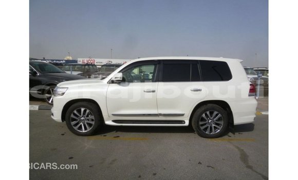 Acheter Import Voiture Toyota Land Cruiser Blanc à Import - Dubai, Ali Sabieh Region Acheter Import Voiture Toyota Land Cruiser Blanc à Import - Dubai, Ali Sabieh Region
