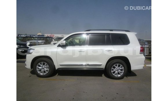 Acheter Import Voiture Toyota Land Cruiser Blanc à Import - Dubai, Ali Sabieh Region Acheter Import Voiture Toyota Land Cruiser Blanc à Import - Dubai, Ali Sabieh Region