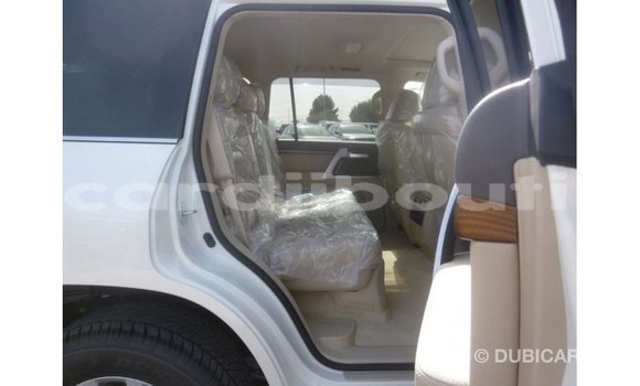 Acheter Import Voiture Toyota Land Cruiser Blanc à Import - Dubai, Ali Sabieh Region Acheter Import Voiture Toyota Land Cruiser Blanc à Import - Dubai, Ali Sabieh Region