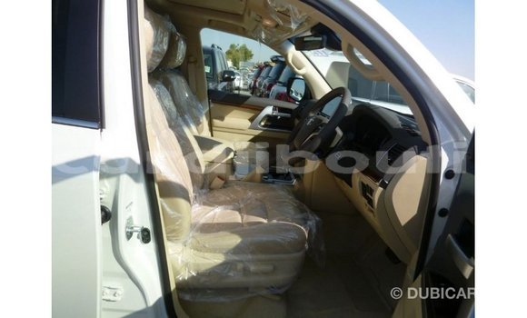 Acheter Import Voiture Toyota Land Cruiser Blanc à Import - Dubai, Ali Sabieh Region Acheter Import Voiture Toyota Land Cruiser Blanc à Import - Dubai, Ali Sabieh Region