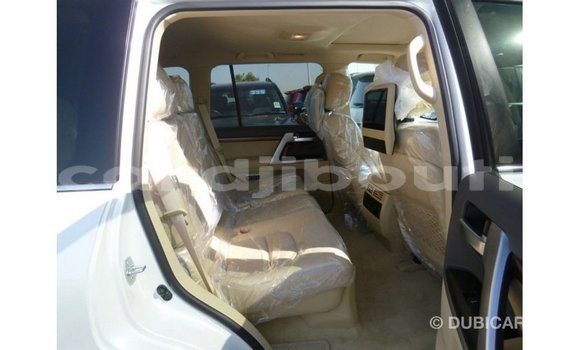 Acheter Import Voiture Toyota Land Cruiser Blanc à Import - Dubai, Ali Sabieh Region Acheter Import Voiture Toyota Land Cruiser Blanc à Import - Dubai, Ali Sabieh Region