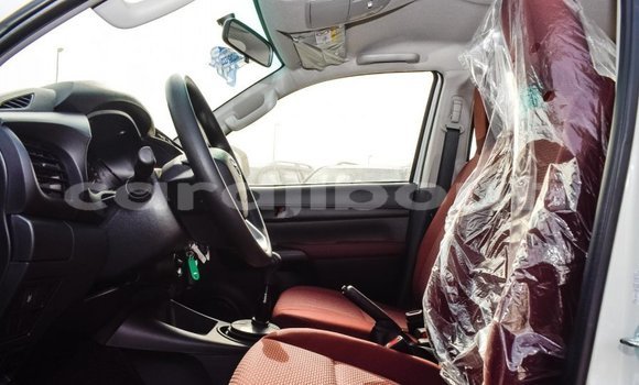 Acheter Import Voiture Toyota Hilux Blanc à Import - Dubai, Ali Sabieh Region Acheter Import Voiture Toyota Hilux Blanc à Import - Dubai, Ali Sabieh Region