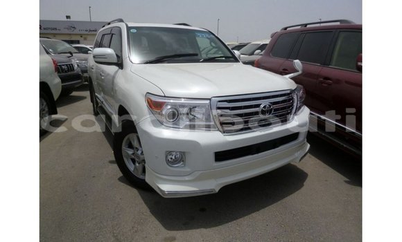 Acheter Import Voiture Toyota Land Cruiser Blanc à Import - Dubai, Ali Sabieh Region Acheter Import Voiture Toyota Land Cruiser Blanc à Import - Dubai, Ali Sabieh Region