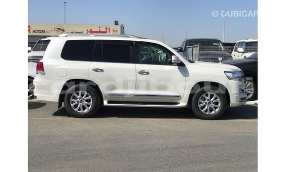 Acheter Import Voiture Toyota Land Cruiser Blanc à Import - Dubai, Ali Sabieh Region Acheter Import Voiture Toyota Land Cruiser Blanc à Import - Dubai, Ali Sabieh Region