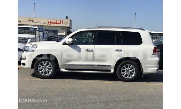 Acheter Import Voiture Toyota Land Cruiser Blanc à Import - Dubai, Ali Sabieh Region Acheter Import Voiture Toyota Land Cruiser Blanc à Import - Dubai, Ali Sabieh Region