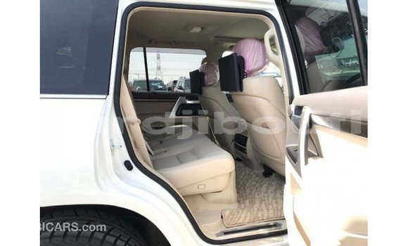 Acheter Import Voiture Toyota Land Cruiser Blanc à Import - Dubai, Ali Sabieh Region Acheter Import Voiture Toyota Land Cruiser Blanc à Import - Dubai, Ali Sabieh Region