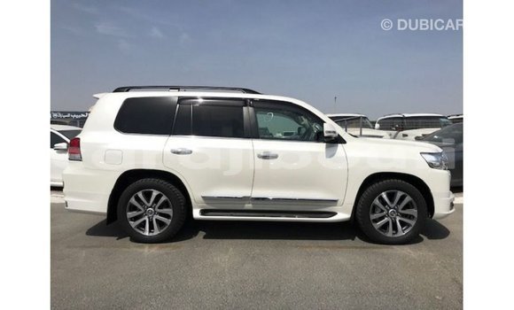 Acheter Import Voiture Toyota Land Cruiser Blanc à Import - Dubai, Ali Sabieh Region Acheter Import Voiture Toyota Land Cruiser Blanc à Import - Dubai, Ali Sabieh Region