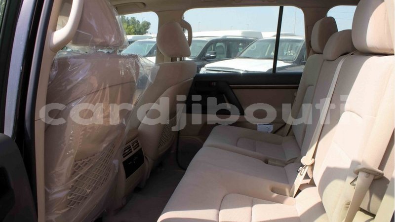 Big with watermark toyota land cruiser ali sabieh region import dubai 2458