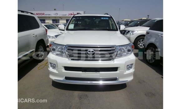 Acheter Import Voiture Toyota Land Cruiser Blanc à Import - Dubai, Ali Sabieh Region Acheter Import Voiture Toyota Land Cruiser Blanc à Import - Dubai, Ali Sabieh Region