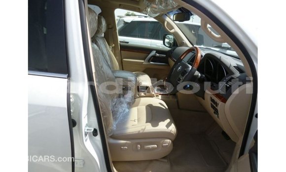 Acheter Import Voiture Toyota Land Cruiser Blanc à Import - Dubai, Ali Sabieh Region Acheter Import Voiture Toyota Land Cruiser Blanc à Import - Dubai, Ali Sabieh Region