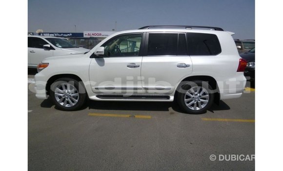 Acheter Import Voiture Toyota Land Cruiser Blanc à Import - Dubai, Ali Sabieh Region Acheter Import Voiture Toyota Land Cruiser Blanc à Import - Dubai, Ali Sabieh Region