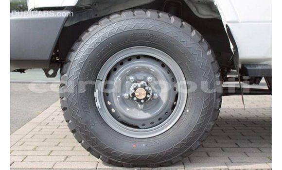 Acheter Import Voiture Toyota Land Cruiser Blanc à Import - Dubai, Ali Sabieh Region Acheter Import Voiture Toyota Land Cruiser Blanc à Import - Dubai, Ali Sabieh Region