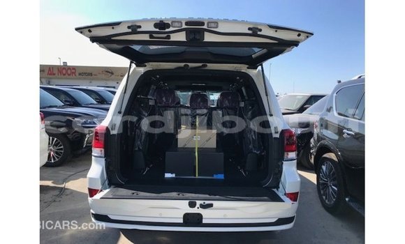 Acheter Import Voiture Toyota Land Cruiser Blanc à Import - Dubai, Ali Sabieh Region Acheter Import Voiture Toyota Land Cruiser Blanc à Import - Dubai, Ali Sabieh Region