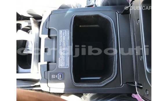 Acheter Import Voiture Toyota Land Cruiser Blanc à Import - Dubai, Ali Sabieh Region Acheter Import Voiture Toyota Land Cruiser Blanc à Import - Dubai, Ali Sabieh Region