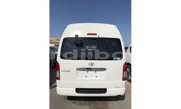 Acheter Import Voiture Toyota Hiace Blanc à Import - Dubai, Ali Sabieh Region Acheter Import Voiture Toyota Hiace Blanc à Import - Dubai, Ali Sabieh Region
