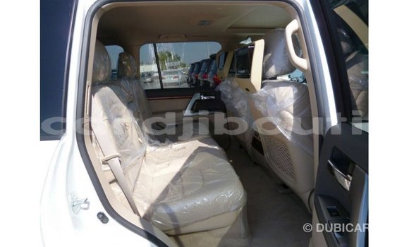 Acheter Import Voiture Toyota Land Cruiser Blanc à Import - Dubai, Ali Sabieh Region Acheter Import Voiture Toyota Land Cruiser Blanc à Import - Dubai, Ali Sabieh Region