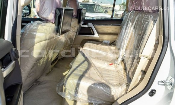Acheter Import Voiture Toyota Land Cruiser Blanc à Import - Dubai, Ali Sabieh Region Acheter Import Voiture Toyota Land Cruiser Blanc à Import - Dubai, Ali Sabieh Region