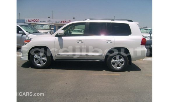 Acheter Import Voiture Toyota Land Cruiser Blanc à Import - Dubai, Ali Sabieh Region Acheter Import Voiture Toyota Land Cruiser Blanc à Import - Dubai, Ali Sabieh Region