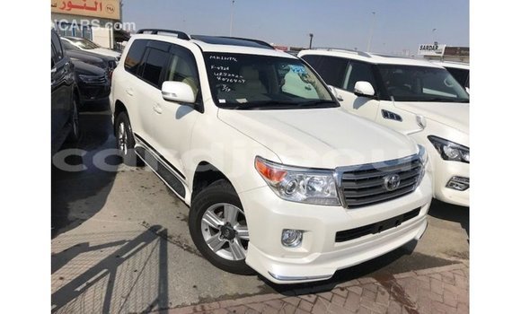 Acheter Import Voiture Toyota Land Cruiser Blanc à Import - Dubai, Ali Sabieh Region Acheter Import Voiture Toyota Land Cruiser Blanc à Import - Dubai, Ali Sabieh Region