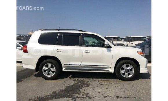 Acheter Import Voiture Toyota Land Cruiser Blanc à Import - Dubai, Ali Sabieh Region Acheter Import Voiture Toyota Land Cruiser Blanc à Import - Dubai, Ali Sabieh Region