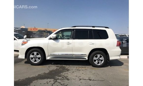 Acheter Import Voiture Toyota Land Cruiser Blanc à Import - Dubai, Ali Sabieh Region Acheter Import Voiture Toyota Land Cruiser Blanc à Import - Dubai, Ali Sabieh Region