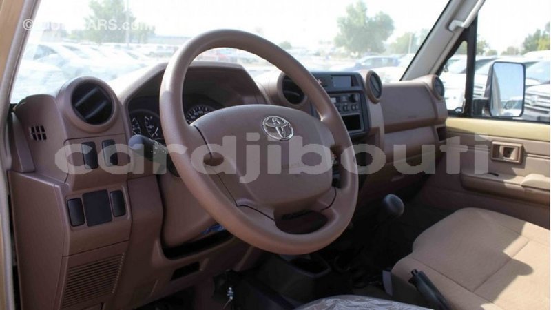 Big with watermark toyota land cruiser ali sabieh region import dubai 2522