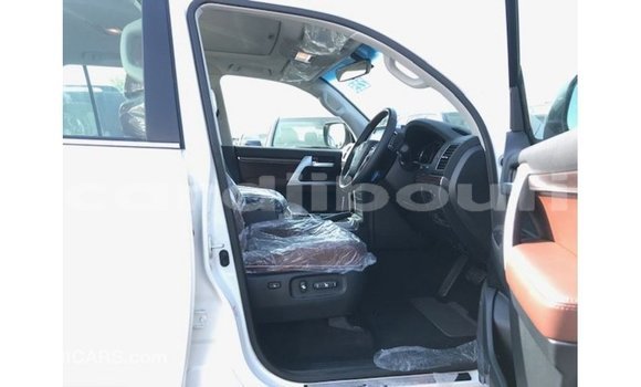 Acheter Import Voiture Toyota Land Cruiser Blanc à Import - Dubai, Ali Sabieh Region Acheter Import Voiture Toyota Land Cruiser Blanc à Import - Dubai, Ali Sabieh Region