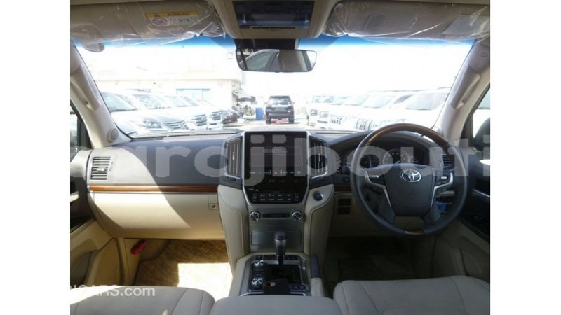 Big with watermark toyota land cruiser ali sabieh region import dubai 2534