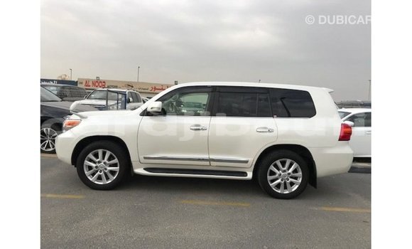 Acheter Import Voiture Toyota Land Cruiser Blanc à Import - Dubai, Ali Sabieh Region Acheter Import Voiture Toyota Land Cruiser Blanc à Import - Dubai, Ali Sabieh Region