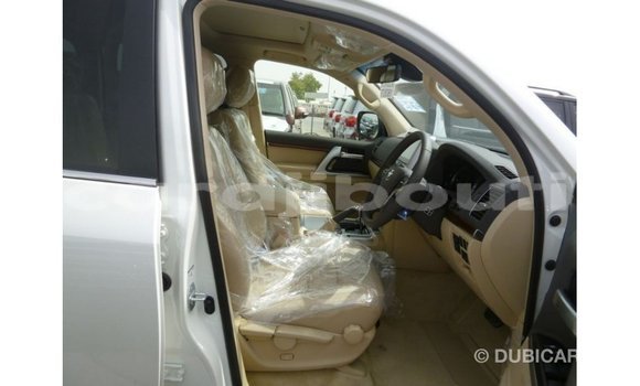 Acheter Import Voiture Toyota Land Cruiser Blanc à Import - Dubai, Ali Sabieh Region Acheter Import Voiture Toyota Land Cruiser Blanc à Import - Dubai, Ali Sabieh Region