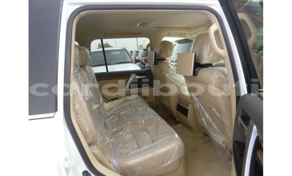 Acheter Import Voiture Toyota Land Cruiser Blanc à Import - Dubai, Ali Sabieh Region Acheter Import Voiture Toyota Land Cruiser Blanc à Import - Dubai, Ali Sabieh Region