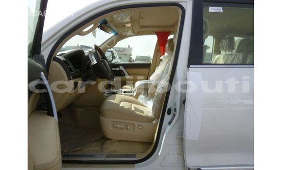 Acheter Import Voiture Toyota Land Cruiser Blanc à Import - Dubai, Ali Sabieh Region Acheter Import Voiture Toyota Land Cruiser Blanc à Import - Dubai, Ali Sabieh Region