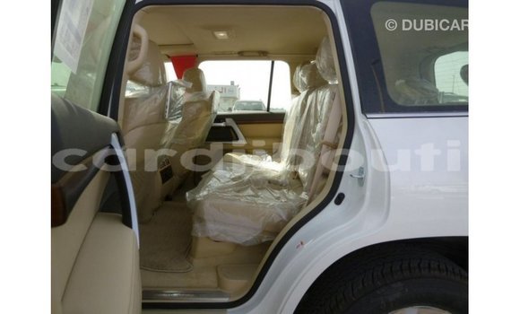 Acheter Import Voiture Toyota Land Cruiser Blanc à Import - Dubai, Ali Sabieh Region Acheter Import Voiture Toyota Land Cruiser Blanc à Import - Dubai, Ali Sabieh Region