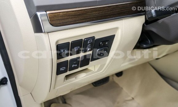 Acheter Import Voiture Toyota Land Cruiser Blanc à Import - Dubai, Ali Sabieh Region Acheter Import Voiture Toyota Land Cruiser Blanc à Import - Dubai, Ali Sabieh Region