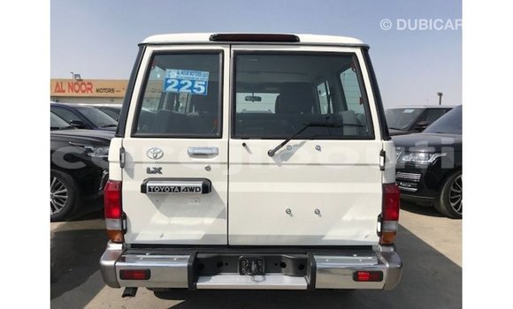 Acheter Import Voiture Toyota Land Cruiser Blanc à Import - Dubai, Ali Sabieh Region Acheter Import Voiture Toyota Land Cruiser Blanc à Import - Dubai, Ali Sabieh Region