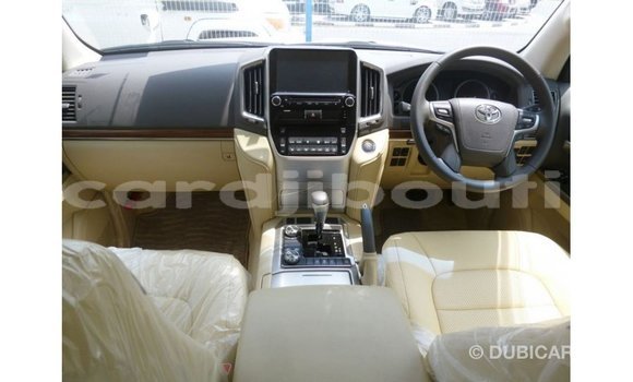 Acheter Import Voiture Toyota Land Cruiser Blanc à Import - Dubai, Ali Sabieh Region Acheter Import Voiture Toyota Land Cruiser Blanc à Import - Dubai, Ali Sabieh Region