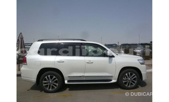 Acheter Import Voiture Toyota Land Cruiser Blanc à Import - Dubai, Ali Sabieh Region Acheter Import Voiture Toyota Land Cruiser Blanc à Import - Dubai, Ali Sabieh Region